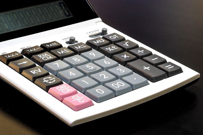 誤キーを防ぎわかりやすいようにしている電卓の赤いキー