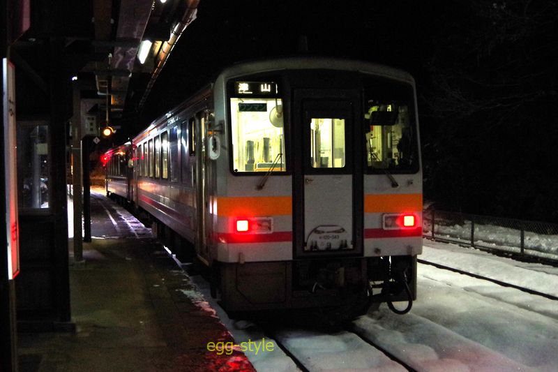 津山行の一番列車 673D キハ120 朝の時間帯だけ2連で走る