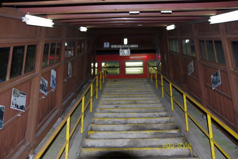 改札より登ったところにホームがある