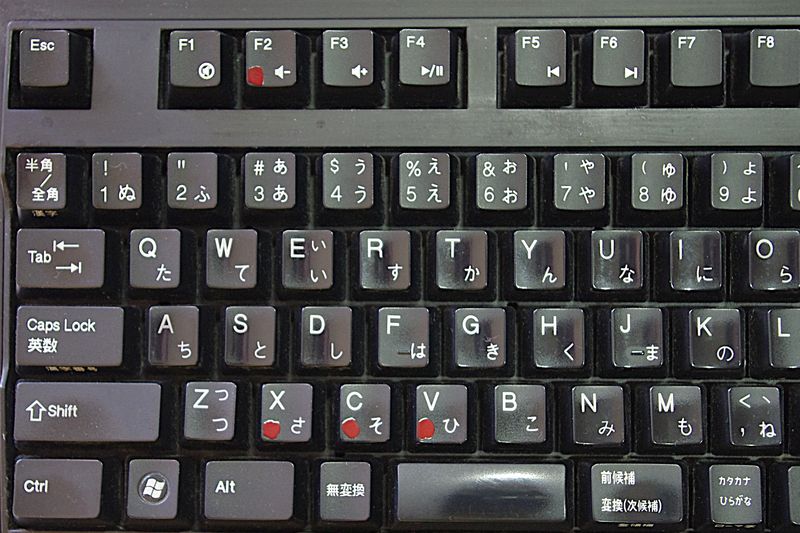 「F２」「X」「C」「V」にアクセントのワインレッド 意外に便利