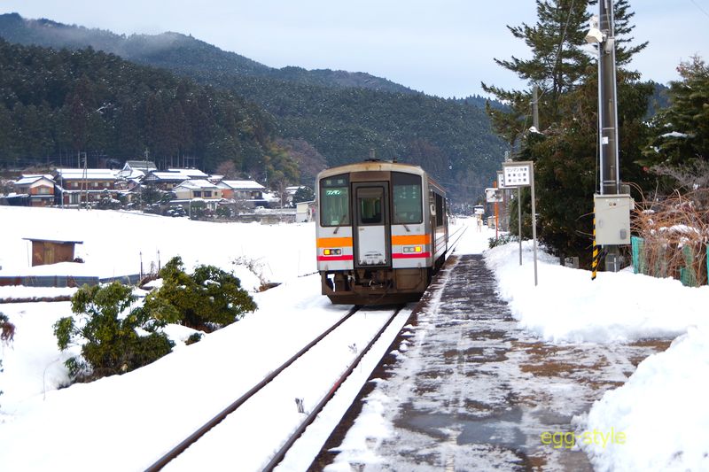 単行のキハ120 駅舎の前に止まればよいのに へそまがりだ