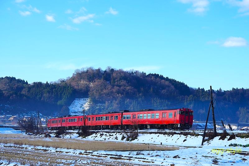 656D キハ47の4連鳥取行 冬の青空の下を疾走中