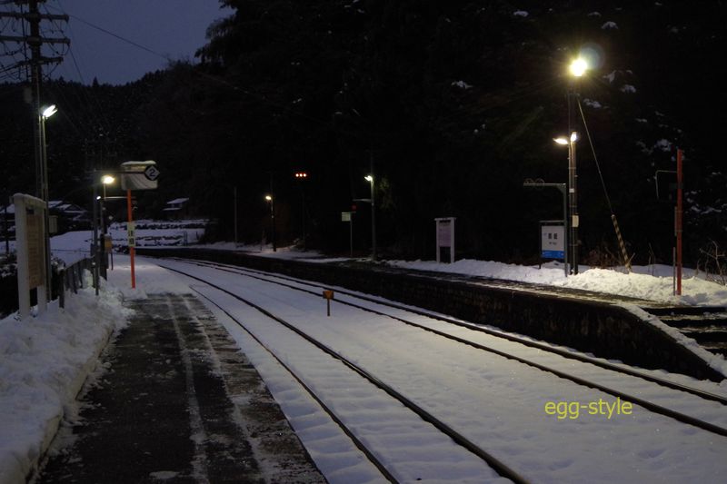 県境の山越え手前にある2面2線の交換可能な駅
