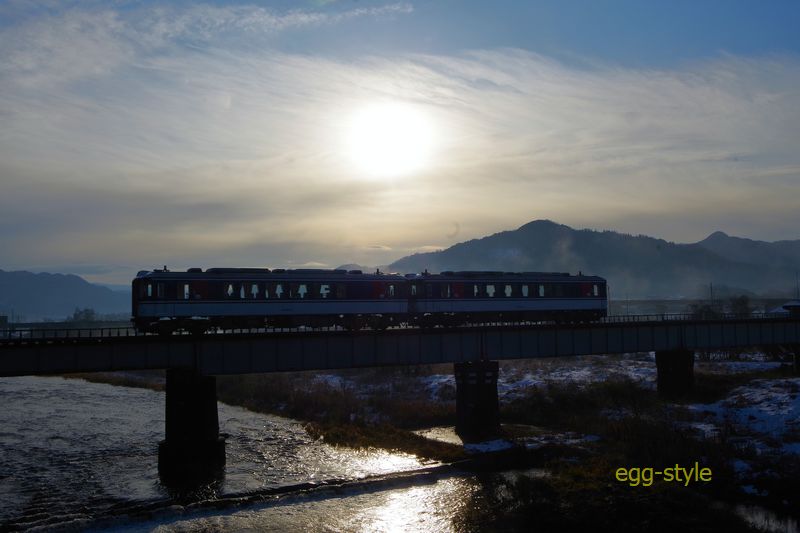 智頭急行車両で走る631D智頭行 朝日を受けて八東川を渡る