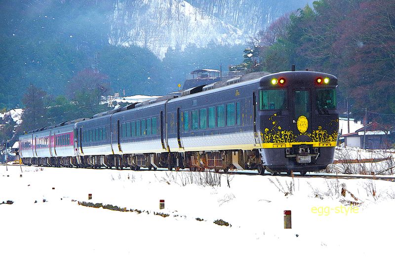 雪が降ってきて視界が悪いが、独特のヘッドライトで5400馬力で直線を加速中