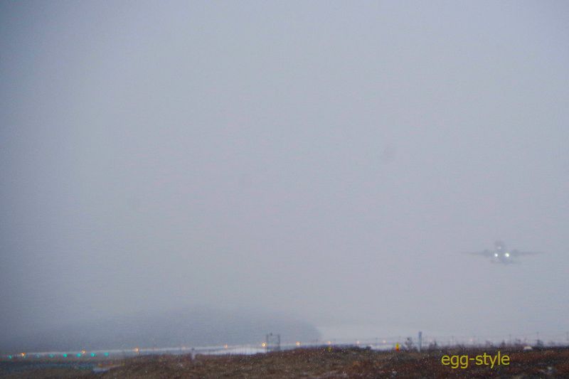 鳥取空港横の伏野海岸も雪はなしだけどすごい吹雪　B767東京行きが離陸