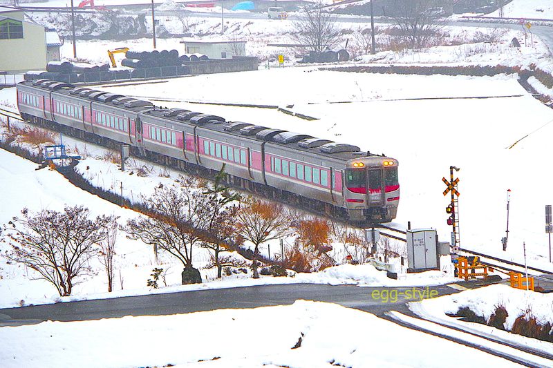 雪降る但馬路を大阪に向かうはまかぜ2号は6連の但馬特急　背景に雑音が多い