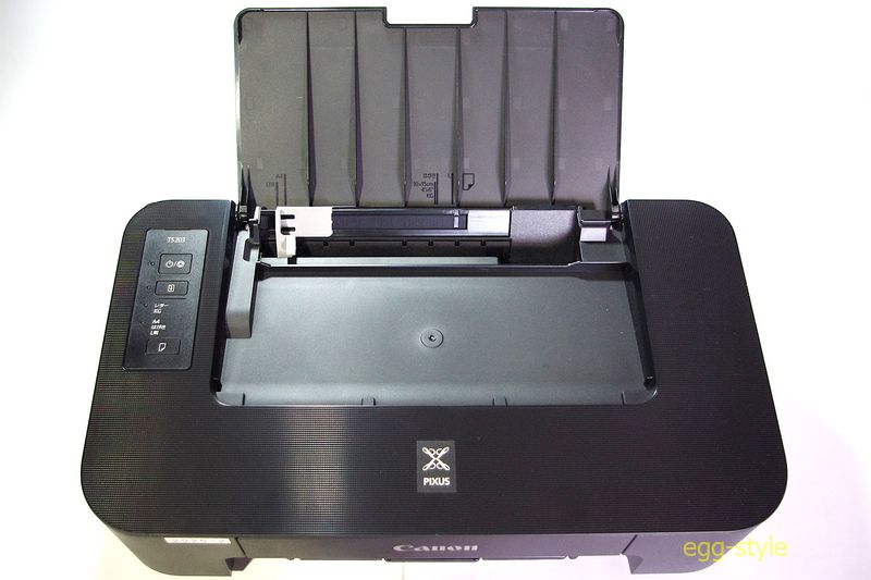 普通に上から給紙するが、普段は閉の状態です