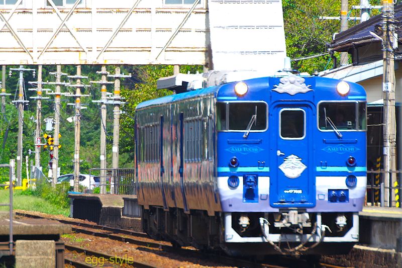 列車交換で停車した竹野駅を出発 望遠で引っ張ってみた