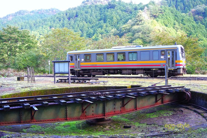 智頭行 676D キハ120が駅に進入　その手前の転車台